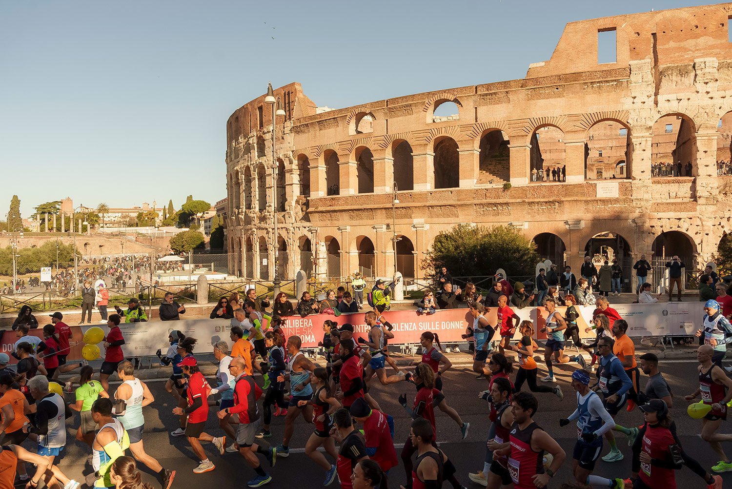 I partecipanti corrono davanti al Colosseo